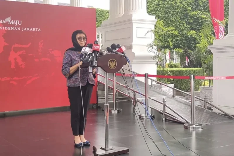 Menteri Luar Negeri (Menlu) Retno Marsudi saat menyampaikan keterangan terkait kunjungan kehormatan Grand Syekh Al Azhar Ahmed Al Tayeb di Kompleks Istana Kepresidenan Jakarta, Selasa (9/7/2024). (Dok. ANTARA/Andi Firdaus)