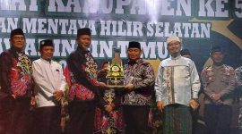 Bupati Kotawaringin Timur Halikinnor menyerahkan piala bergilir MTQ kabupaten kepada Camat Mentaya Hilir Selatan Syahrial selaku tuan rumah/ borneonews.co.id