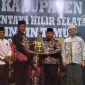 Bupati Kotawaringin Timur Halikinnor menyerahkan piala bergilir MTQ kabupaten kepada Camat Mentaya Hilir Selatan Syahrial selaku tuan rumah/ borneonews.co.id