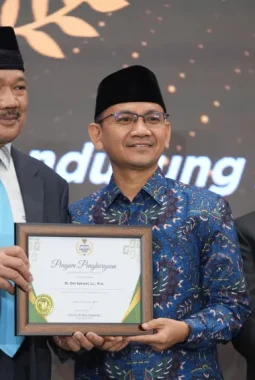 Dr. Oni Sahroni Raih BAZNAS Award 2025 Kategori Ulama Pendukung Zakat