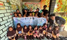 Kunjungan Literasi di Kademangan, Mahasiswa UM Ajak Anak Membaca Sambil Berkreasi