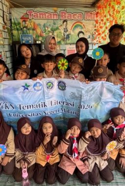 Kunjungan Literasi di Kademangan, Mahasiswa UM Ajak Anak Membaca Sambil Berkreasi