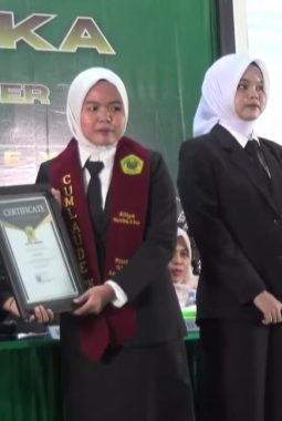 Perjuangan di Balik IPK 3,99: Mahasiswa KIP-K UIJ Buktikan Keterbatasan Bukan Halangan